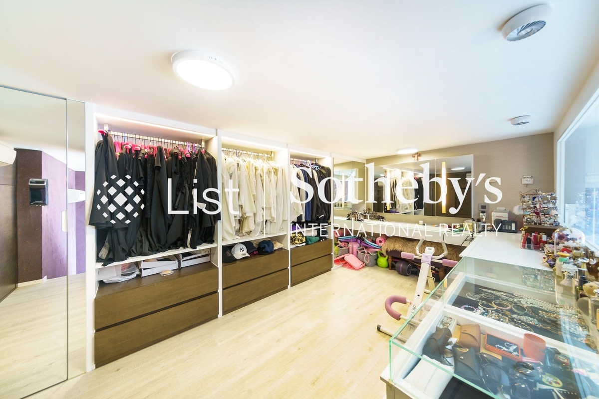 Park Avenue Central Park 柏景灣 帝柏海灣 | Walk-in Closet in Master Bedroom 