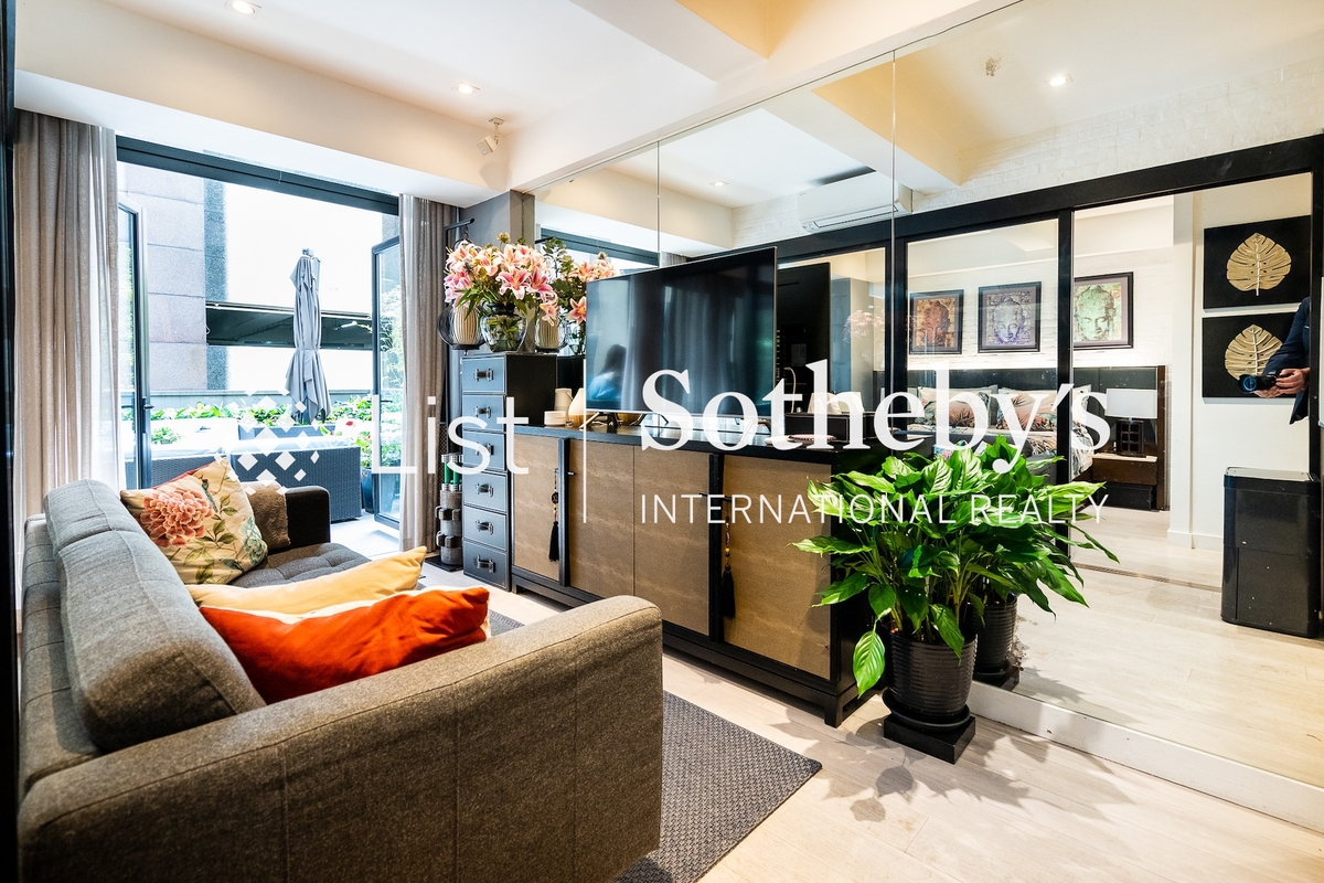 Mandarin Building 文華大廈 | Living and Dining Room