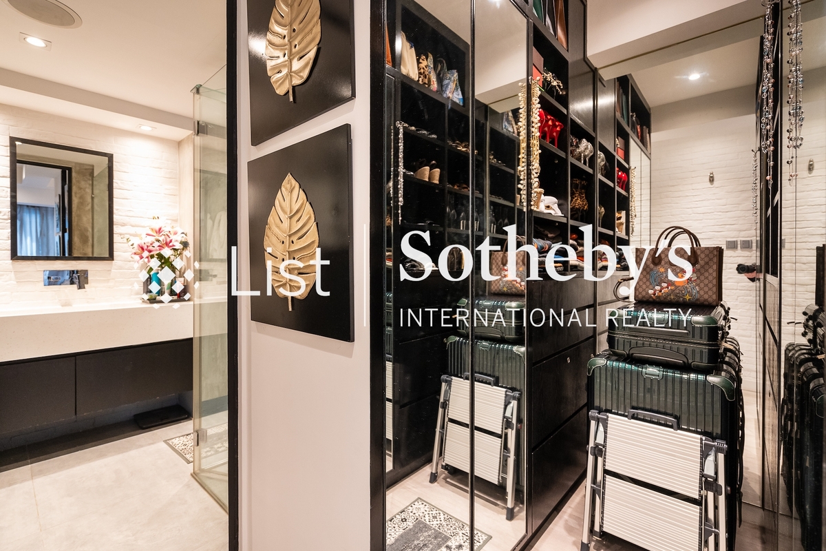 Mandarin Building 文華大廈 | Walk-in Closet in Master Bedroom 