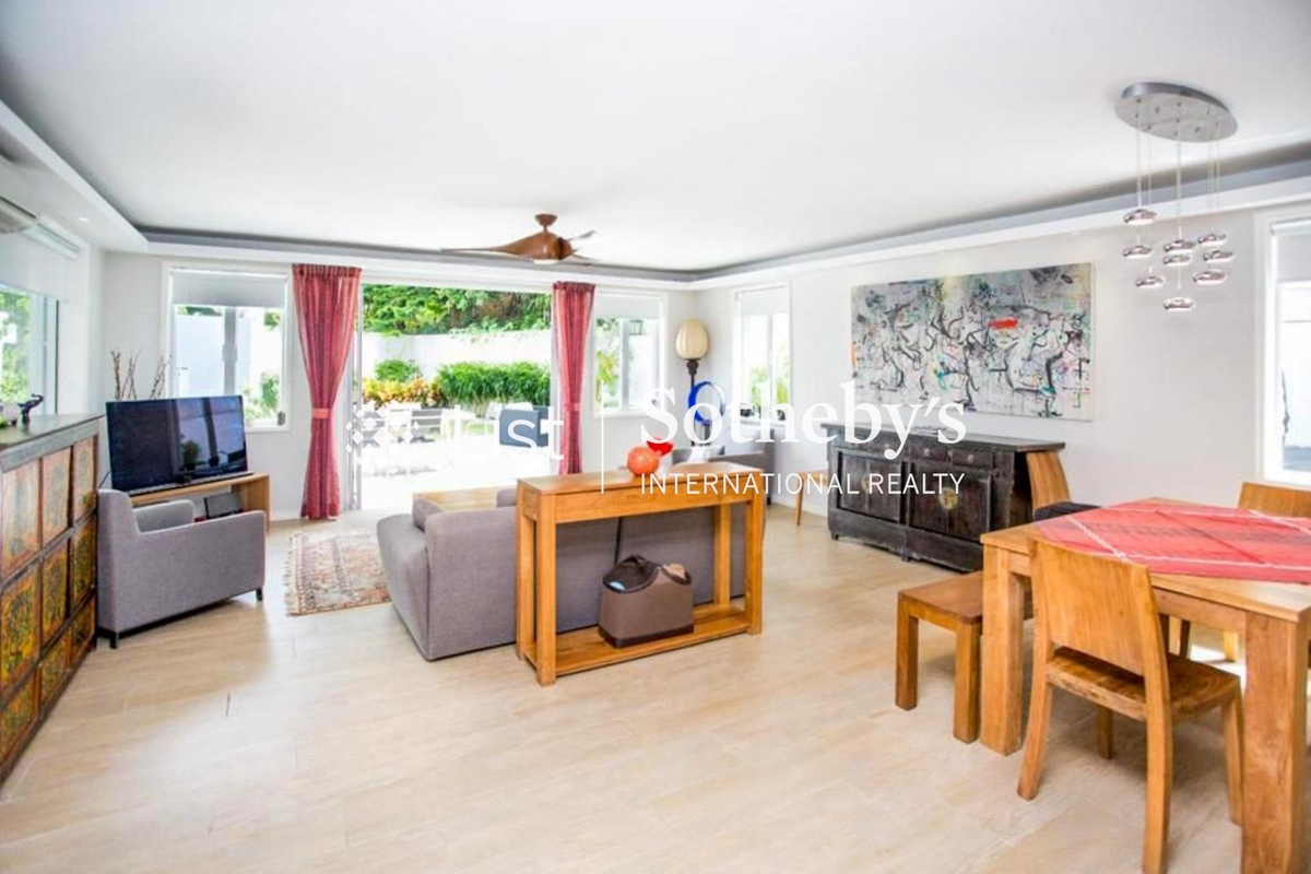 Tai Hang Hau Detached House 大坑口獨立屋 | Living and Dining Room