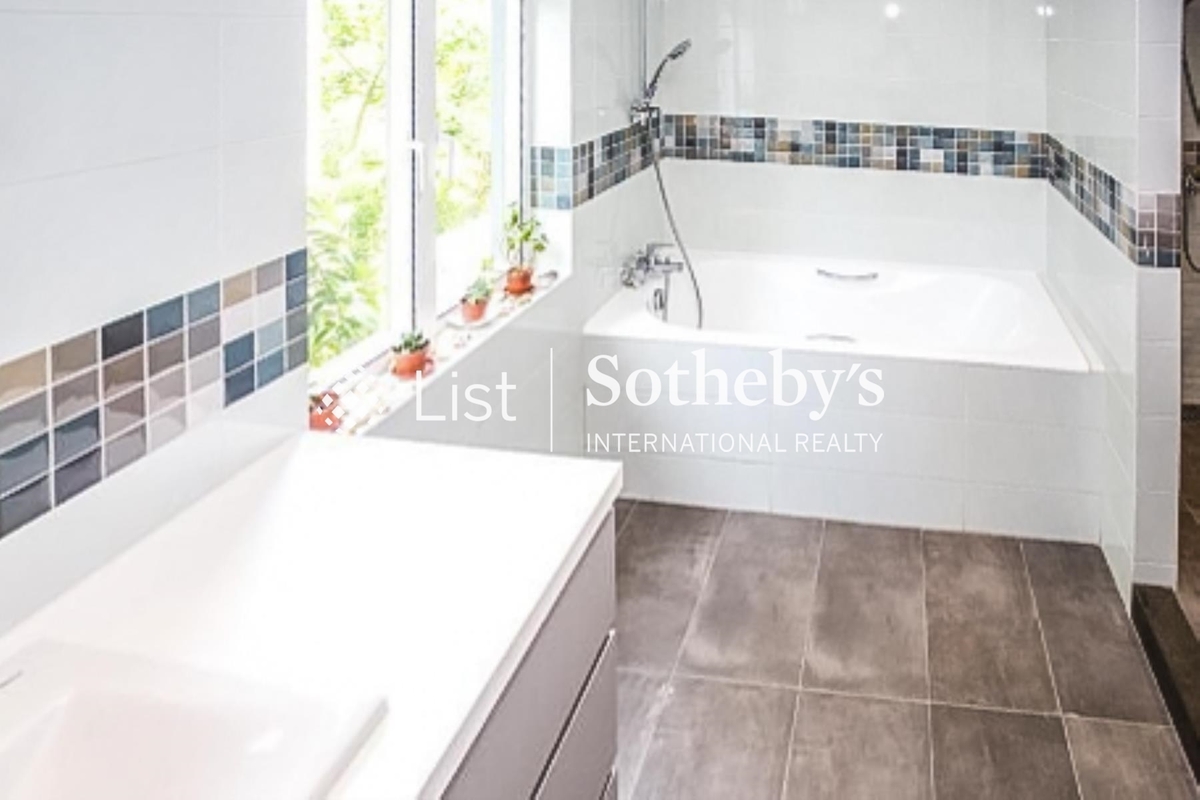 Tai Hang Hau Detached House 大坑口獨立屋 | Guest Bathroom