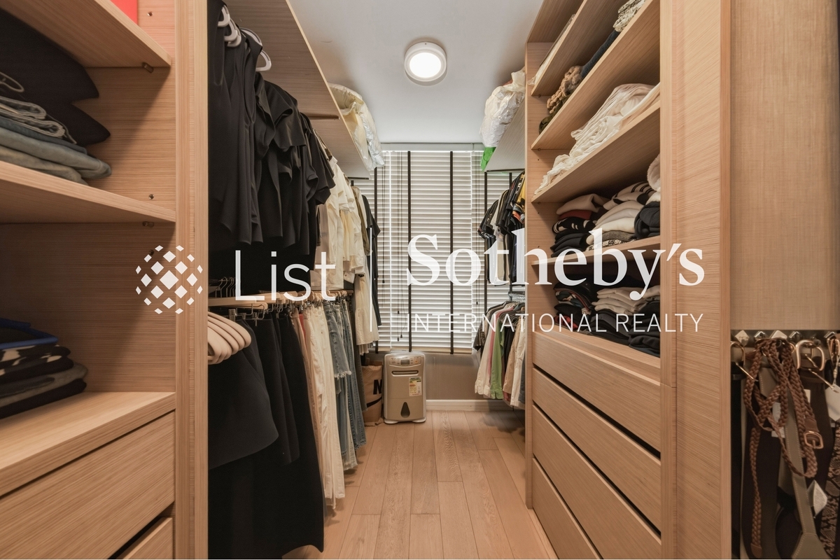 Marina Cove 匡湖居 | Walk-in Closet in Master Bedroom 