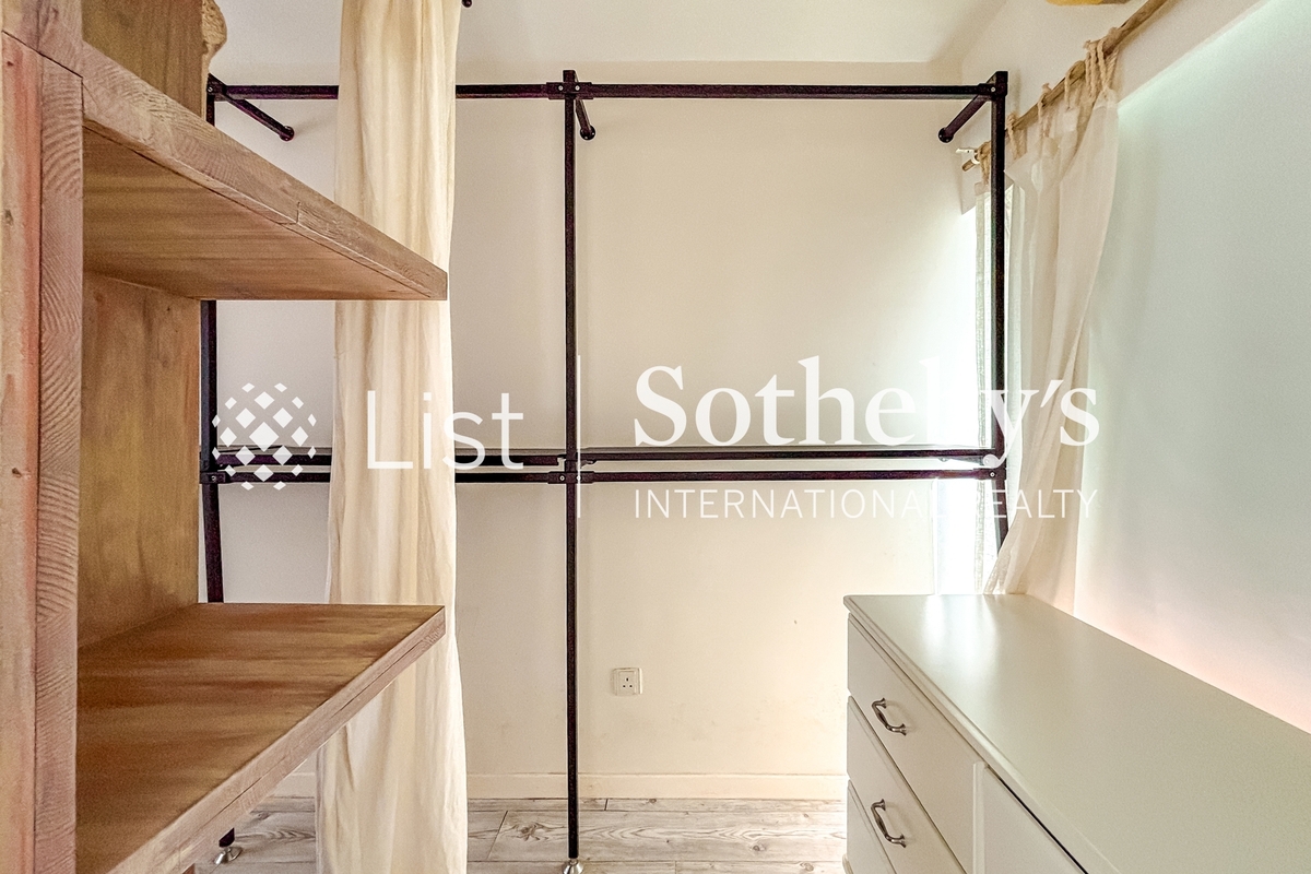 Midland Court 美兰阁 | Walk-in Closet in Master Bedroom 