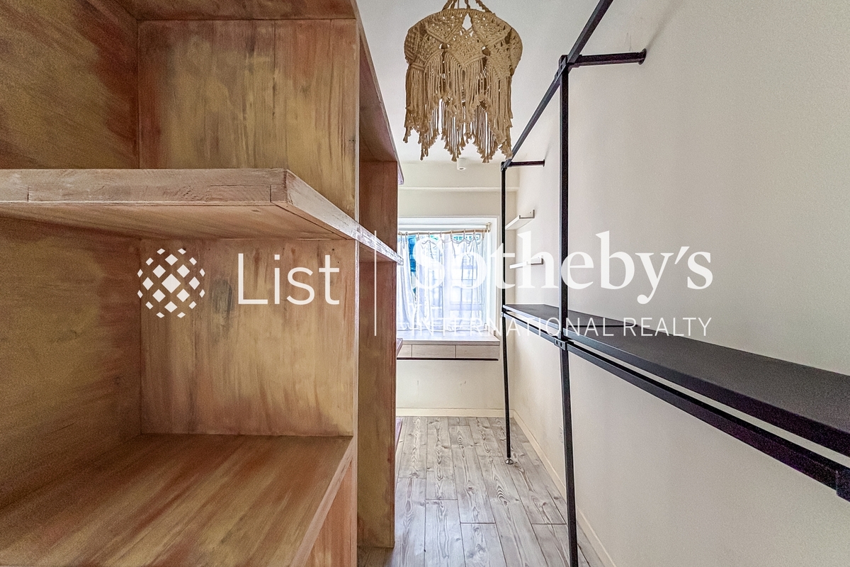 Midland Court 美兰阁 | Walk-in Closet in Master Bedroom 