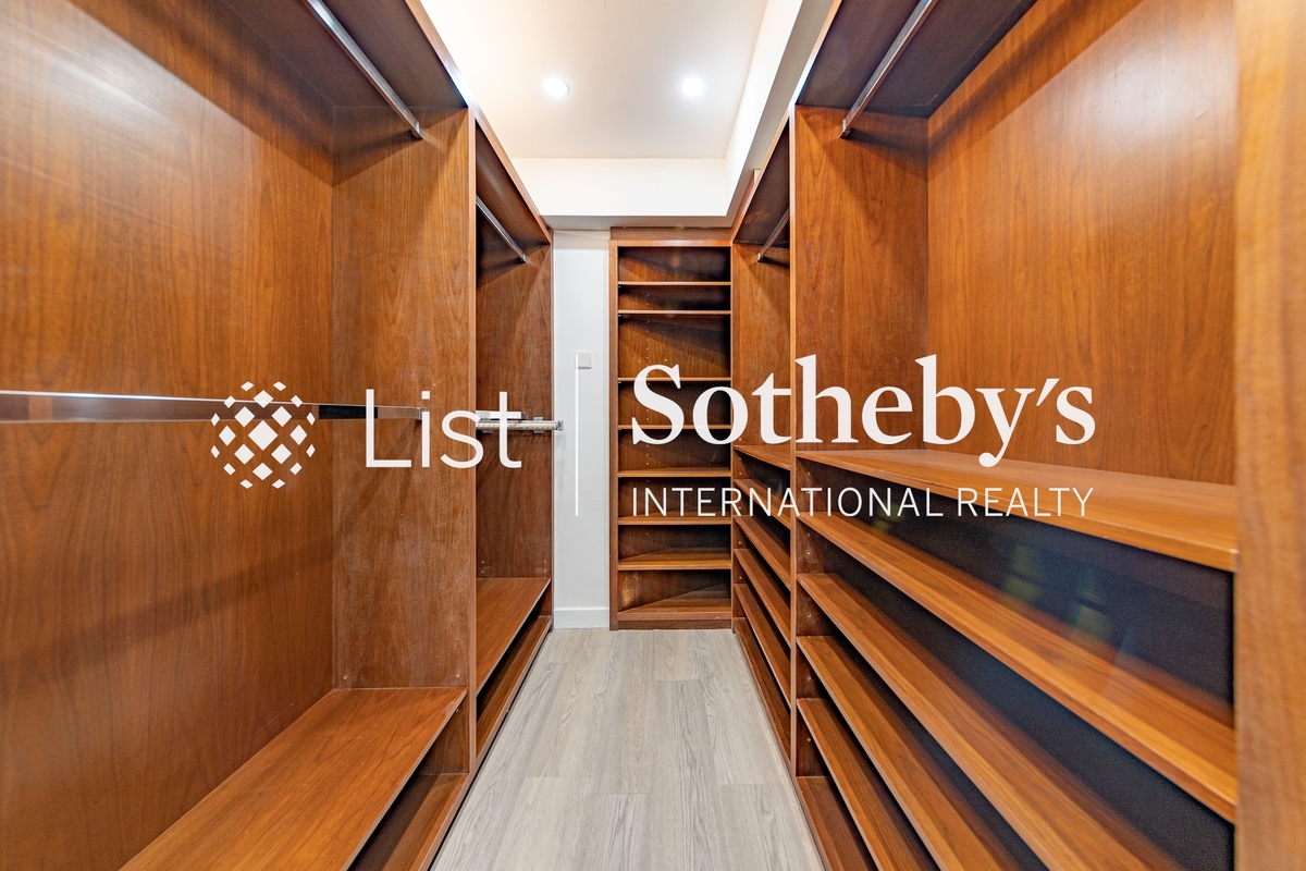 Windsor Castle 溫莎堡 | Walk-in Closet in Master Bedroom 