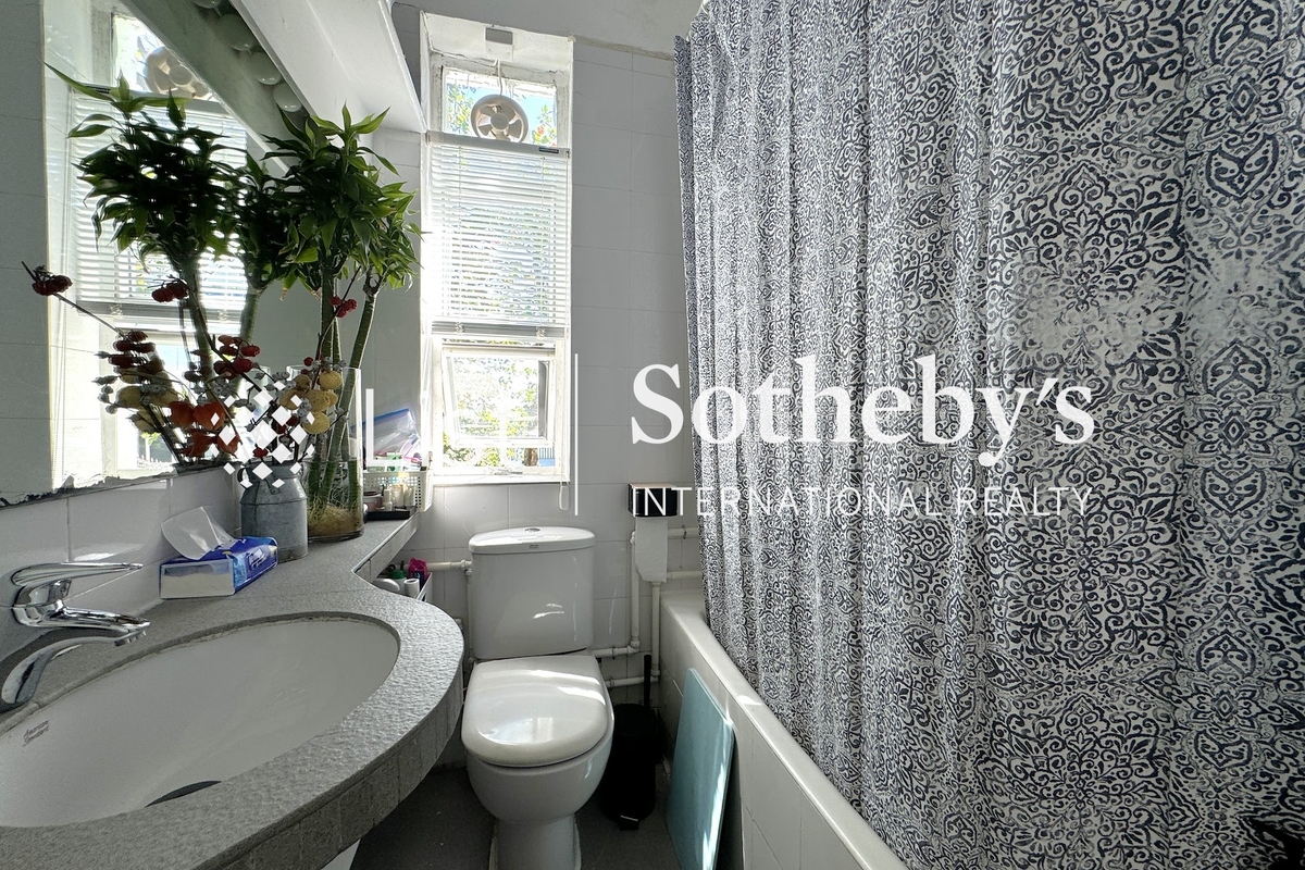 Shek O Headland Road 石澳山仔路 | Guest Bathroom