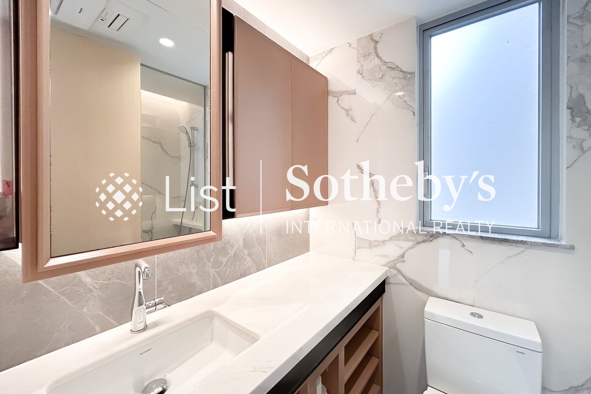 The Bonham The Bonham | Guest Bathroom