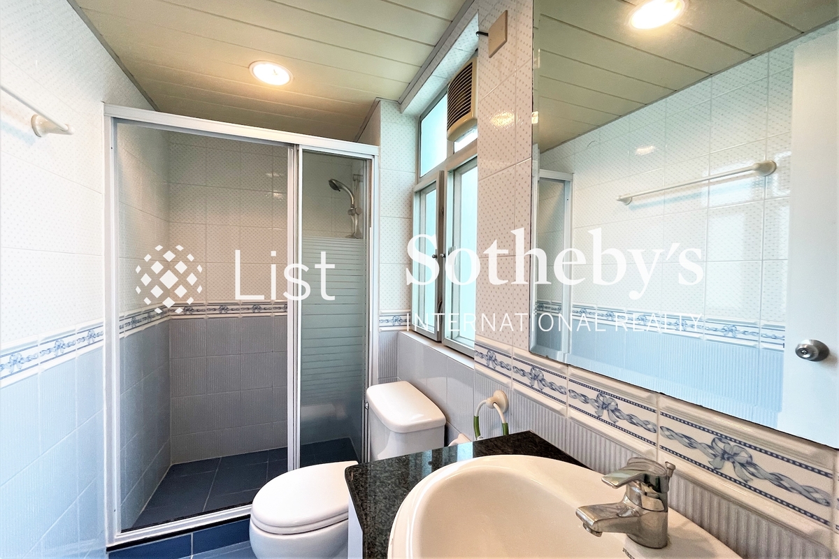 Hong Lok Yuen 康樂園 | Guest Bathroom