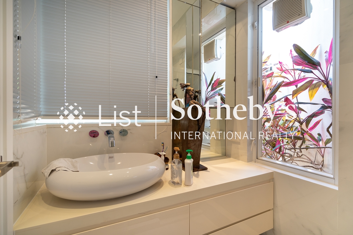 Realfound Mansion 倫輝樓 | Guest Bathroom