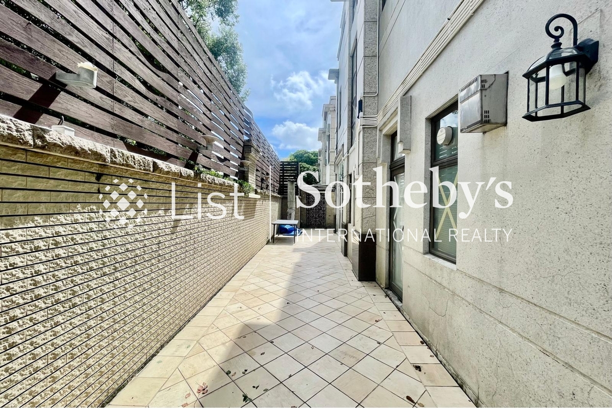 The Royal Oaks 御林皇府 | Private Terrace off kitchen