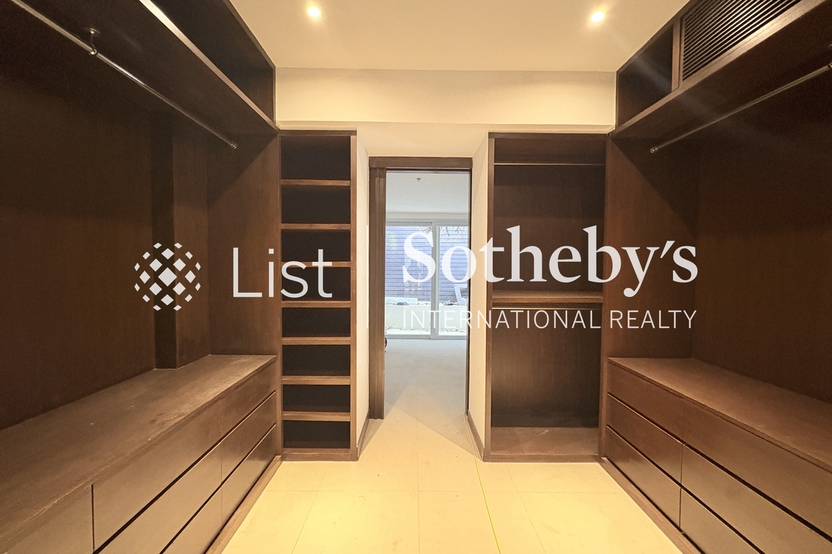 Fullway Garden 華富花園 | Walk-in Closet in Master Bedroom 