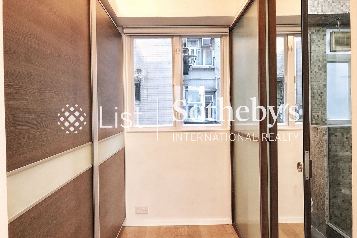 Fullview Villa 丰荣苑 | Walk-in Closet in Master Bedroom 