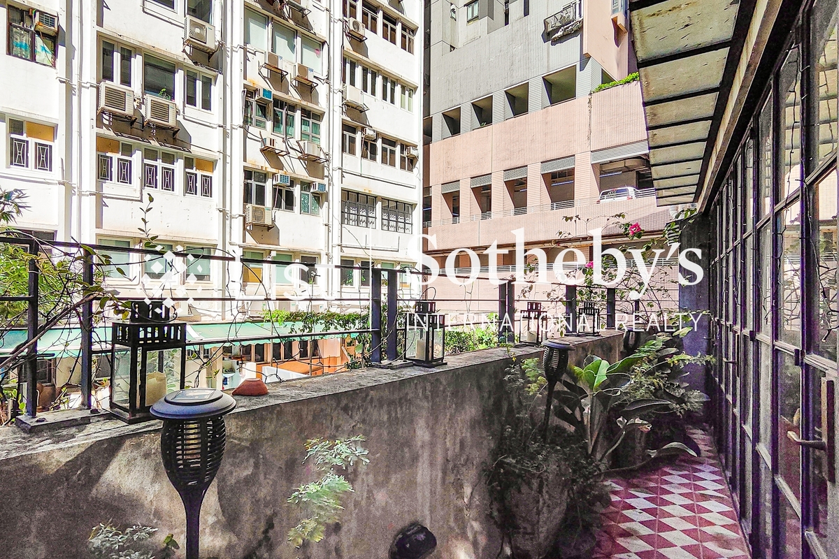40-42 Circular Pathway  弓絃巷40-42號 | Private Terrace off Living Room