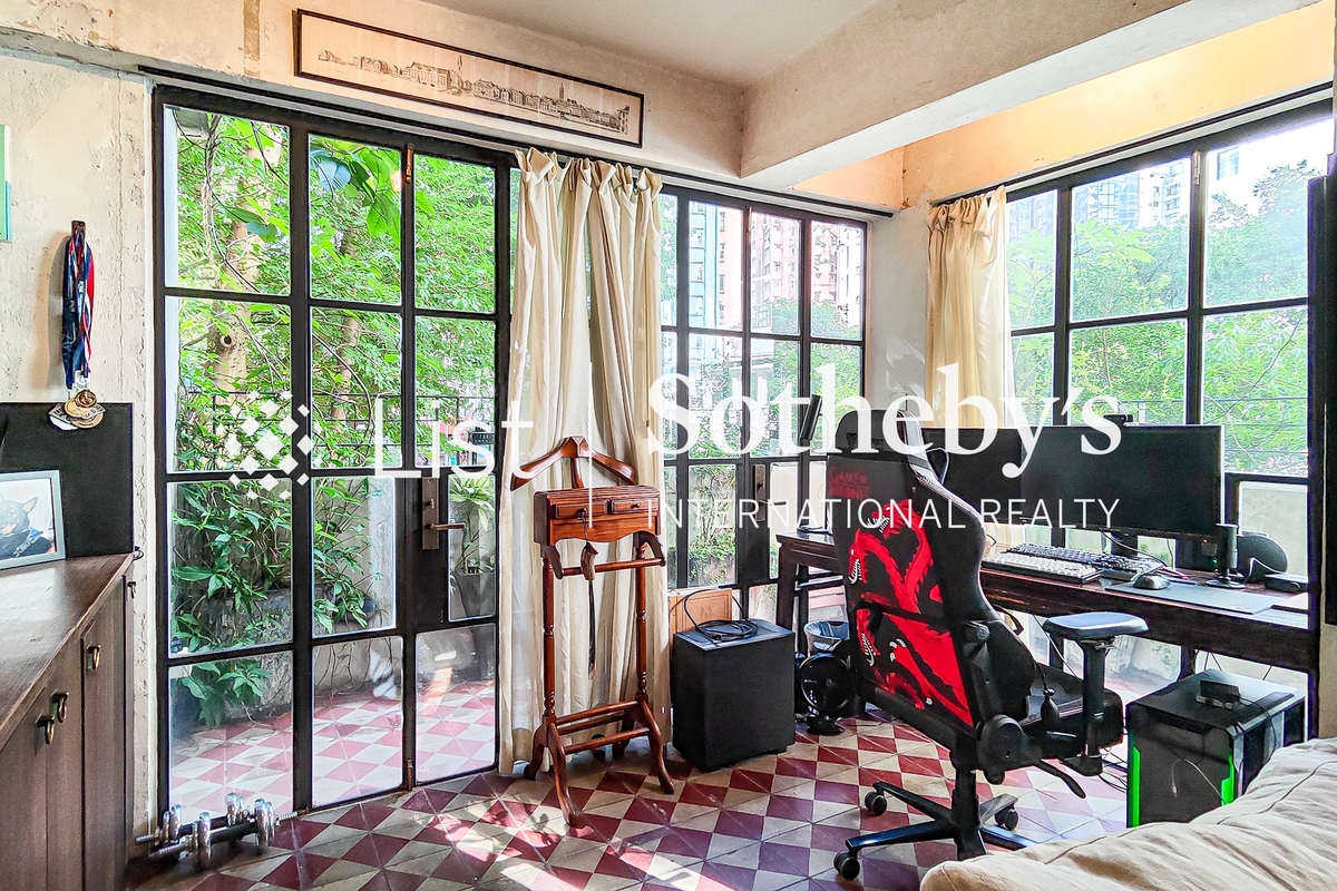 40-42 Circular Pathway  弓絃巷40-42號 | Study Area in Living Room