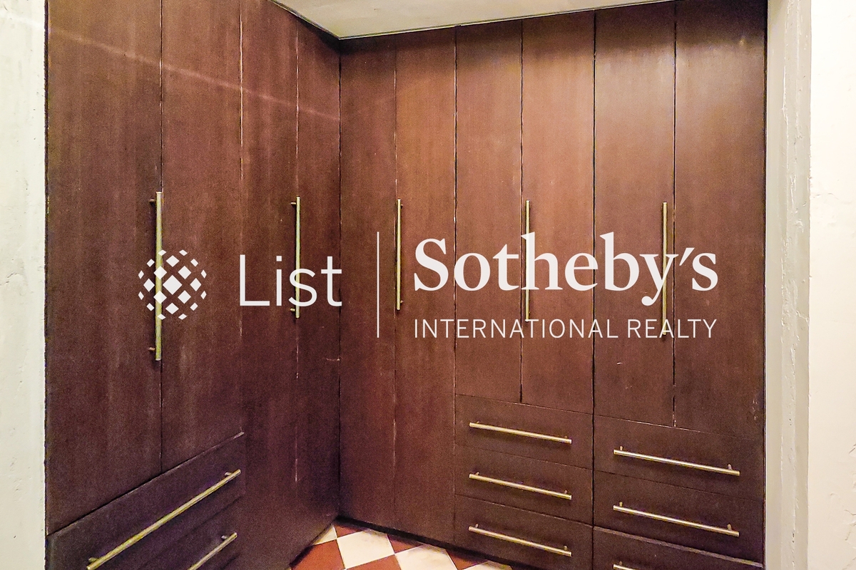 40-42 Circular Pathway  弓絃巷40-42號 | Walk-in Closet in Master Bedroom 