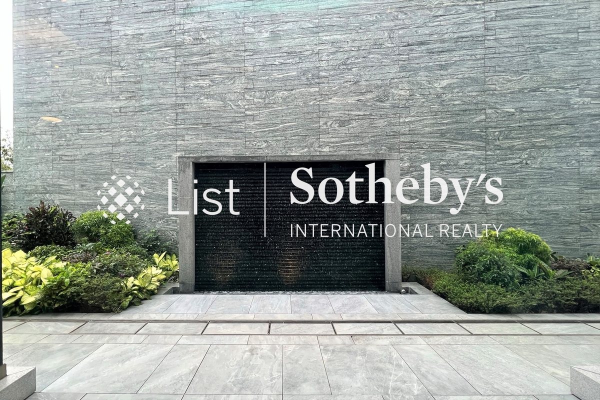 30 Hang Hau Wing Lung Road 坑口永隆路30號 | Fountain at the Private Garden