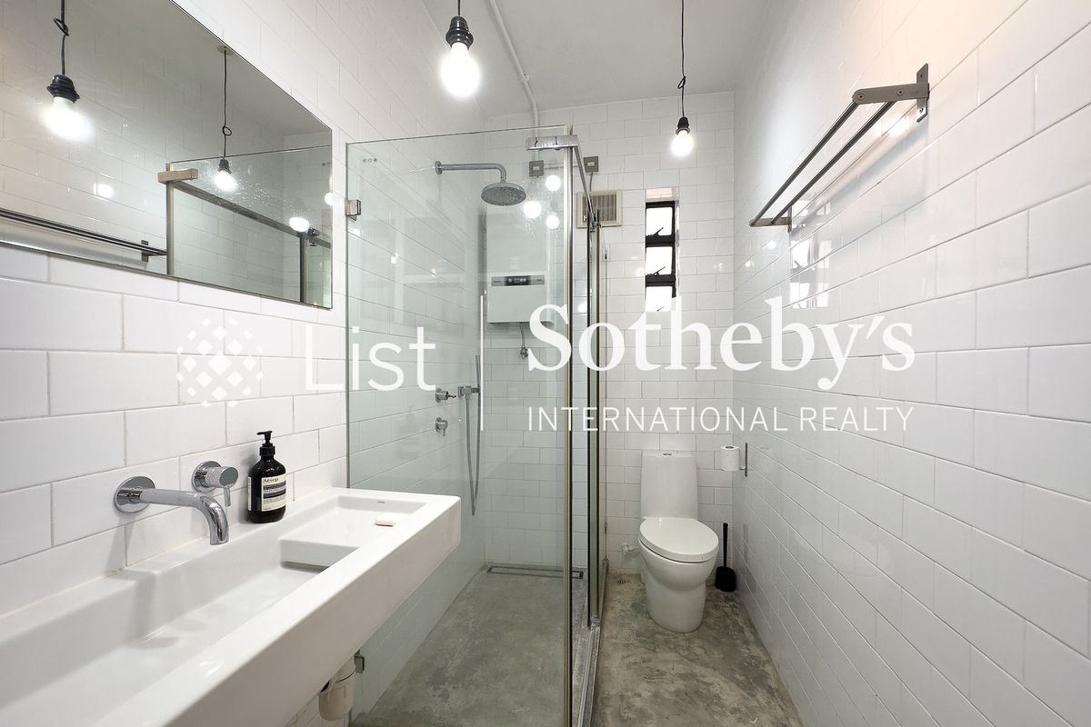 Ping On Mansion 平安大廈 | Guest Bathroom