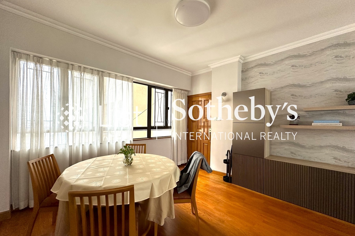 Cambridge Court 冠華園 | Living and Dining Room