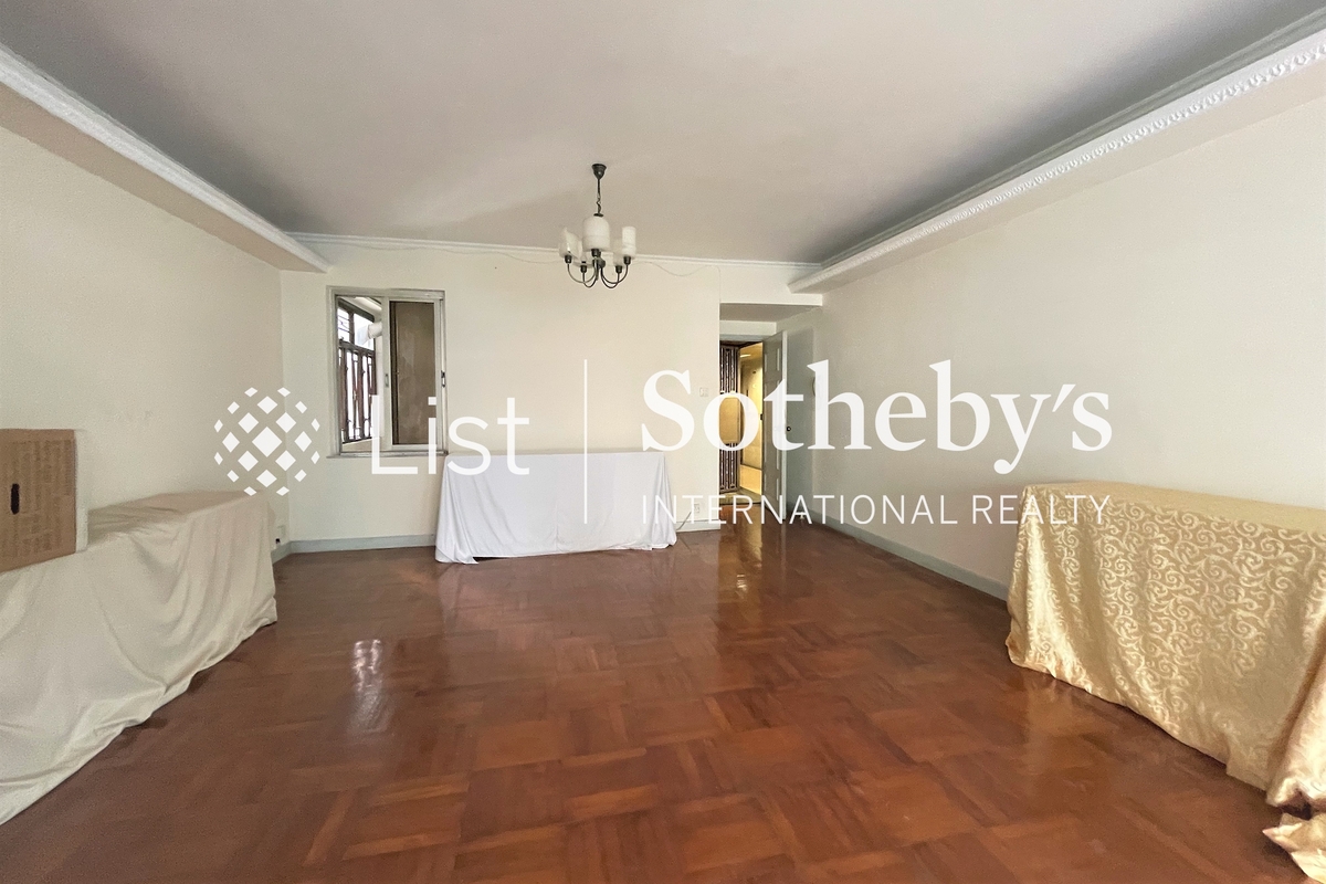 Star Court 文星樓 | Living and Dining Room