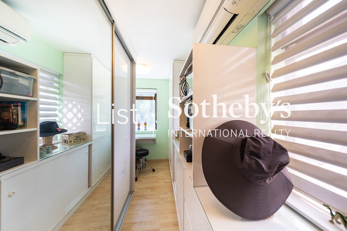 Hoi Ha 海下 | Walk-in Closet in Master Bedroom 