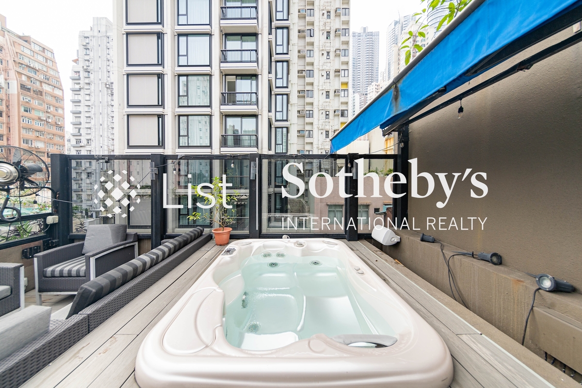 Tung Street 东街 | jJacuzzi on the Private Roof Terrace