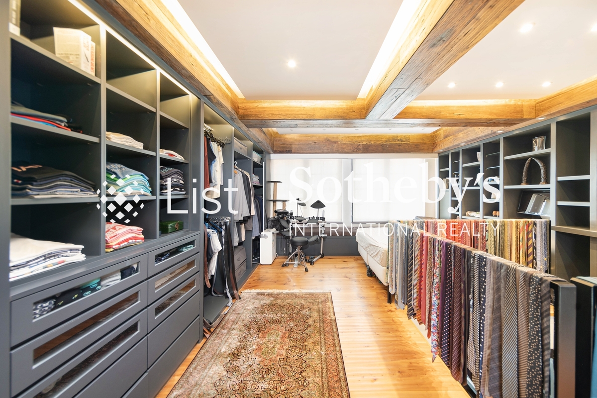 Tung Street 东街 | Walk-in Closet in Master Bedroom 
