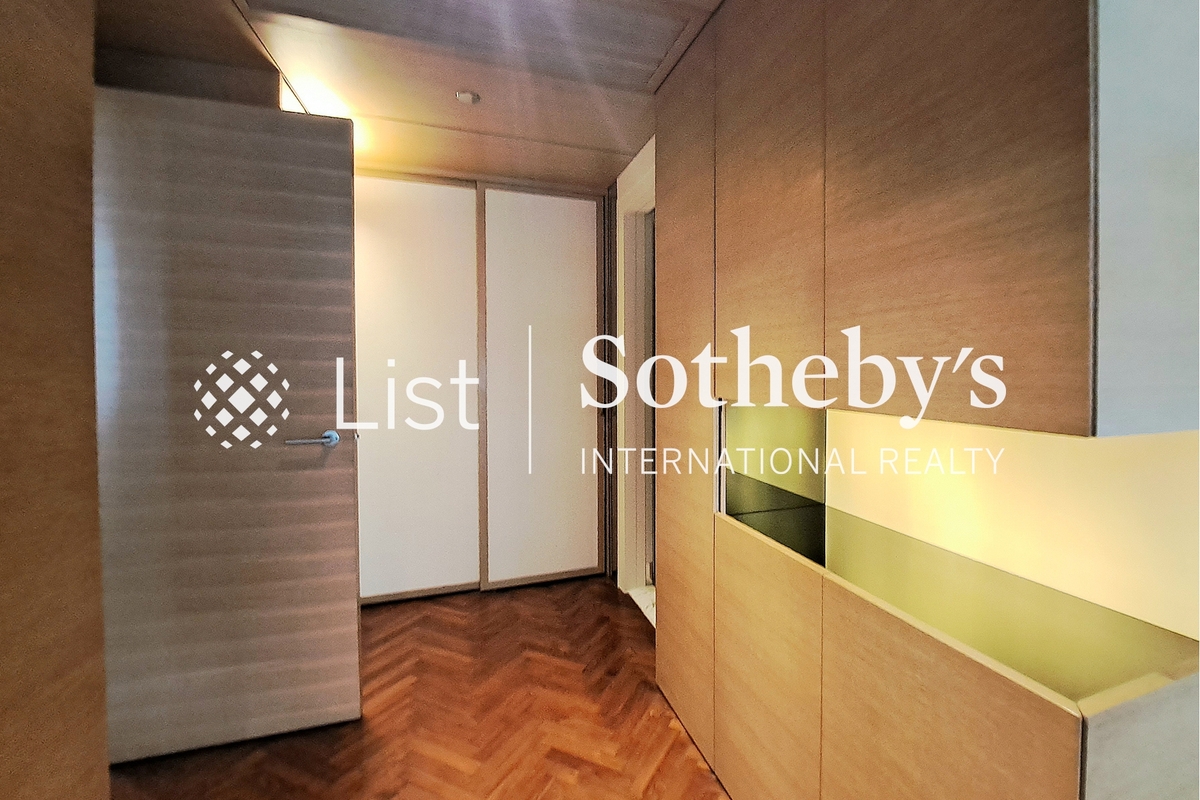 Pacific Place Apartment 太古廣場服務式公寓 | Built-in Wardrobe in Master Bedroom 