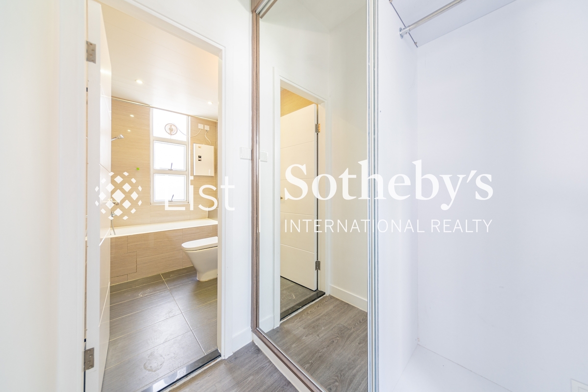 Chun Fai Yuen 春晖园 | Walk-in Closet in Master Bedroom 