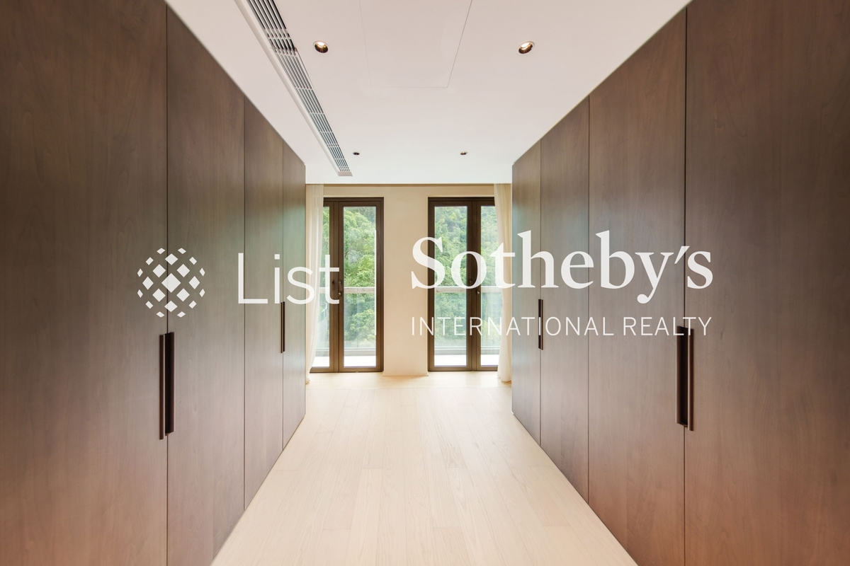 High Peak 寶峰 | Walk-in Closet in Master Bedroom 