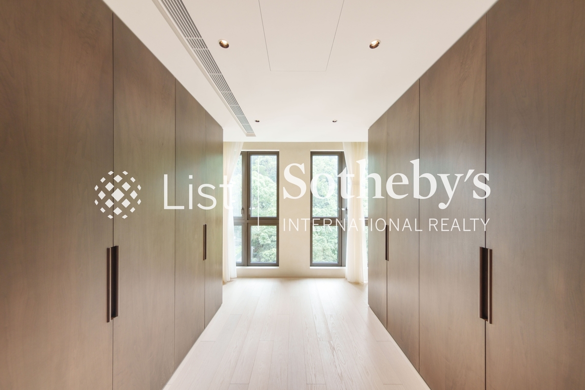 High Peak 宝峰 | Walk-in Closet in Master Bedroom 