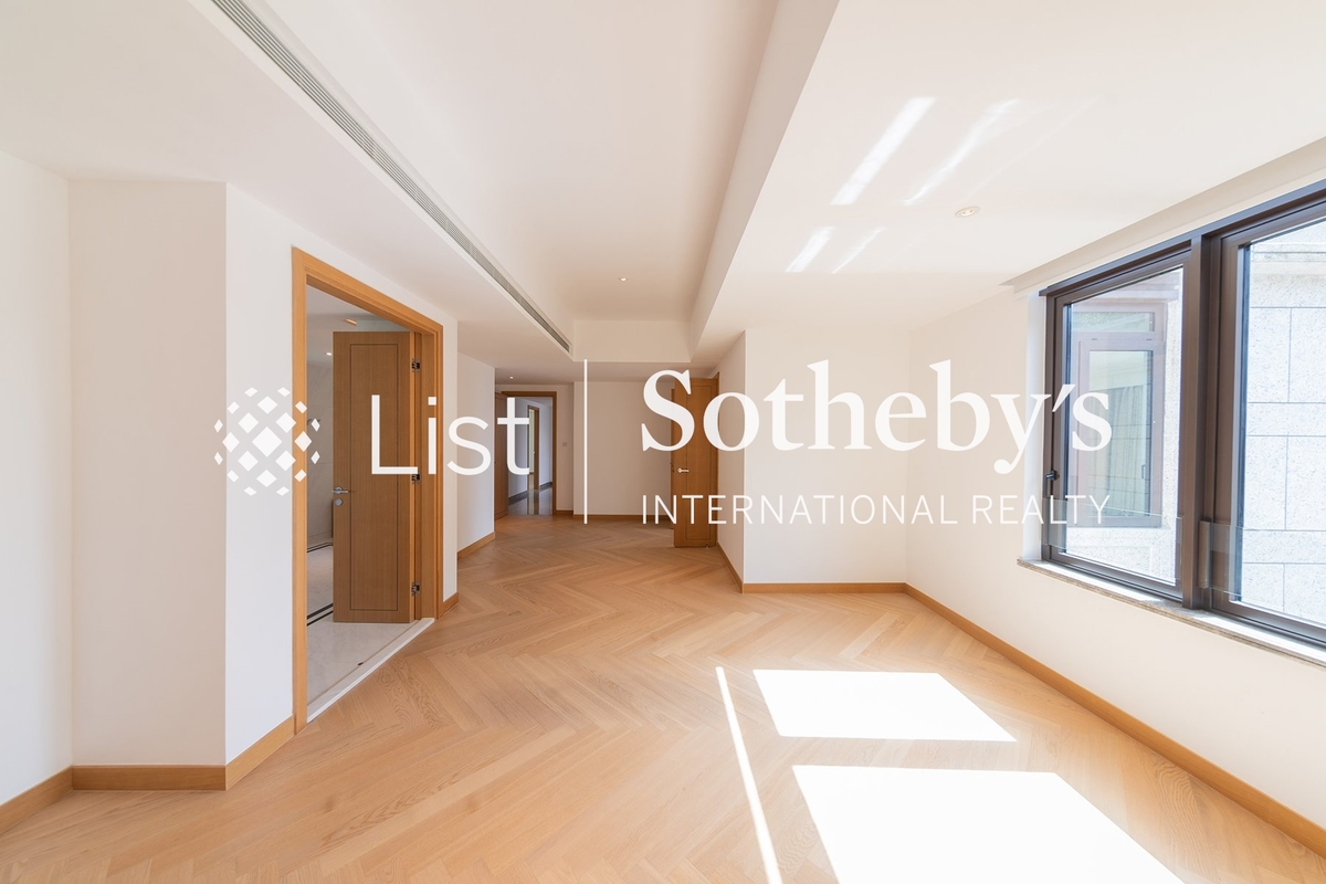 No.15 Shouson 壽臣山15號 | Dressing Room in Master Bedroom