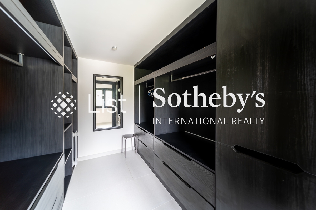 Wong Keng Tei 黃麖地 | Walk-In Closet off Master Bedroom