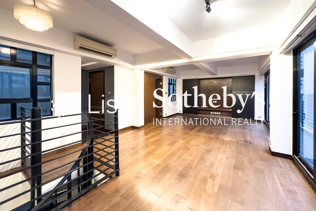 242-244 Hollywood Road 荷李活道242-244號 | Living and Dining Room