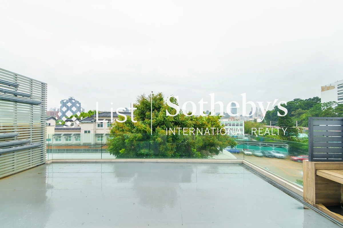 Surrey Road 舒梨道 | Private Roof