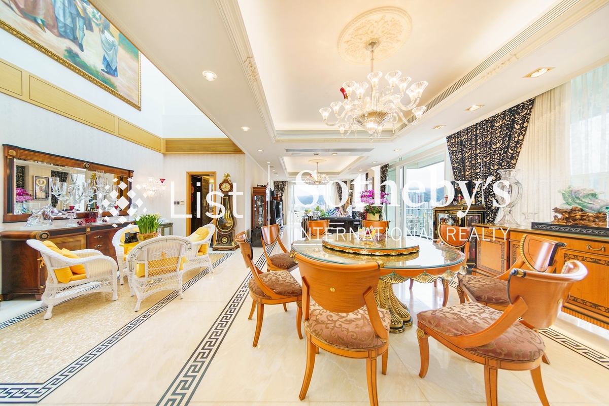 Peak One 壹號雲頂 | Dining Room and Sitting Area
