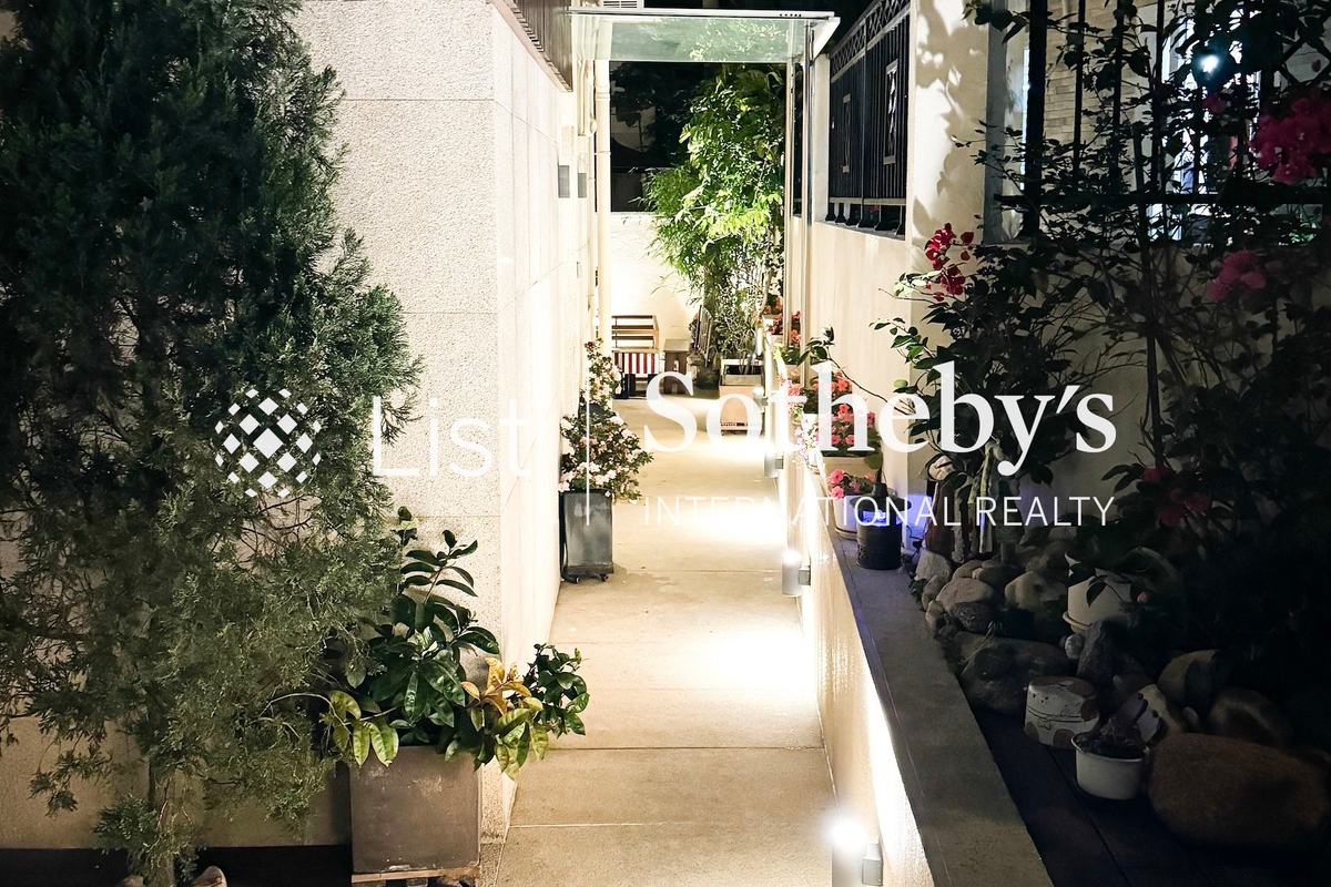 Ham Tin Kau Tsuen 鹹田舊村 | Private Garden off Living Room (Night)