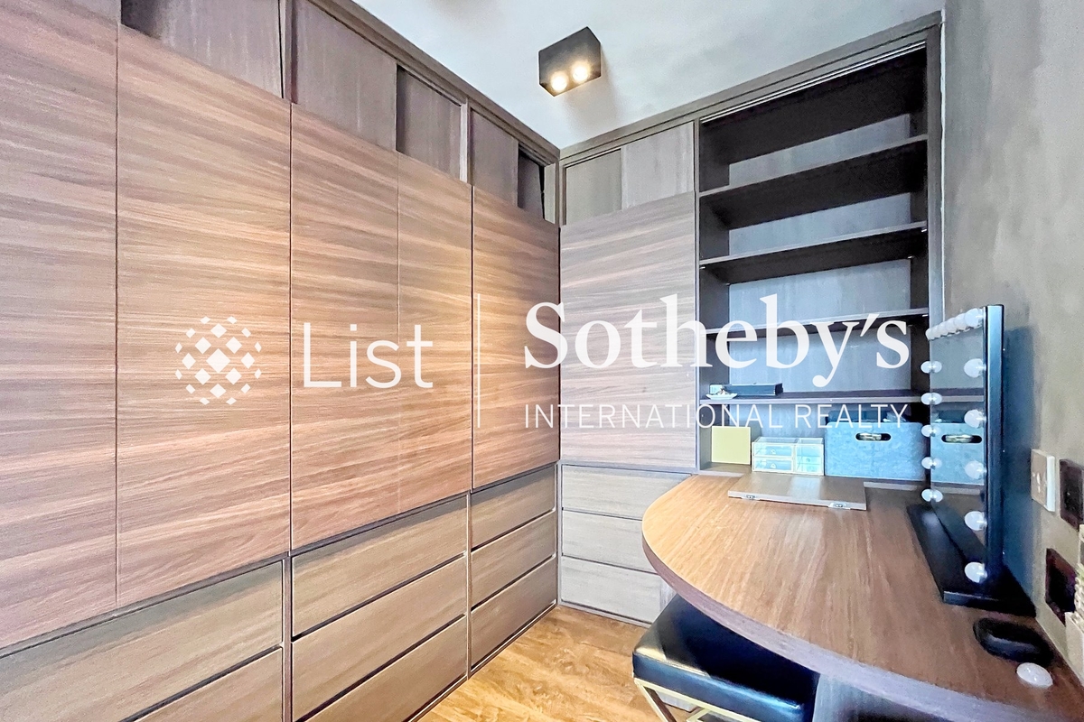 Boland Court 寶能閣 | Walk-in Closet in Master Bedroom 