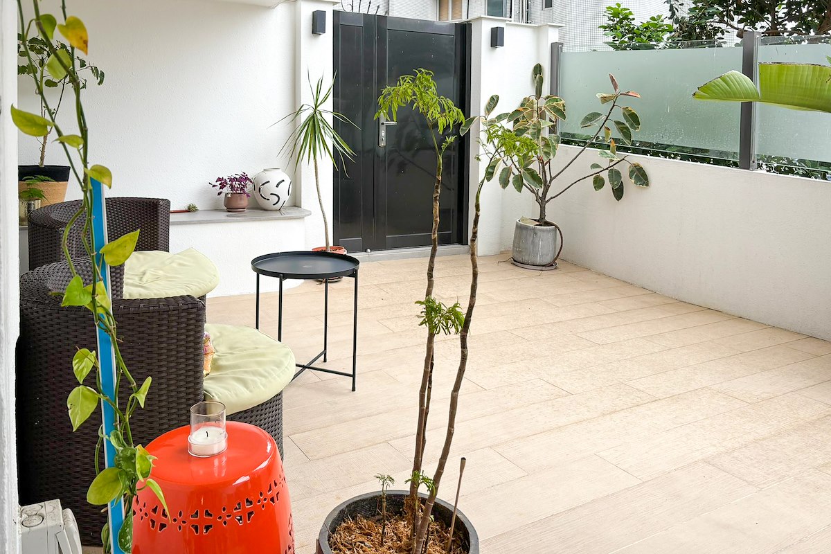 No. 5J Bowen Road 寶雲道5J號 | Private Terrace off Living and Dining Room