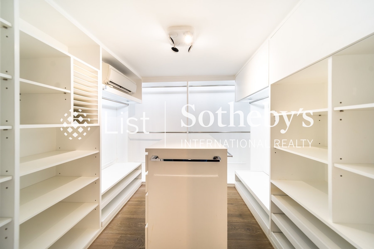 Nam Shan 南山 | Walk-in Closet in Master Bedroom 