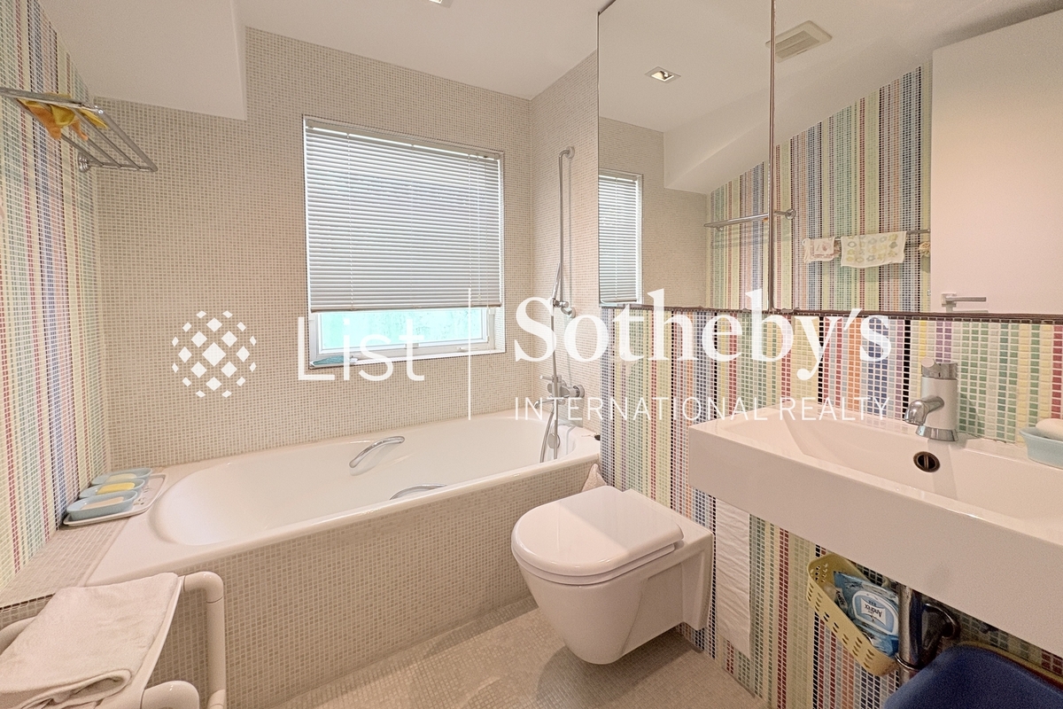 Rainbow Villa 彩濤別墅 | Second Bathroom