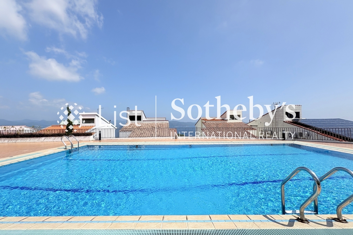 Rainbow Villa 彩濤別墅 | Communal Swiming Pool