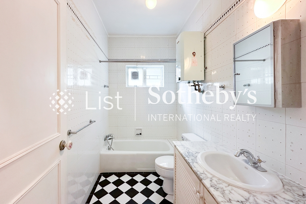 Prospect Point 薇廬 | guest bath in entertaiment room