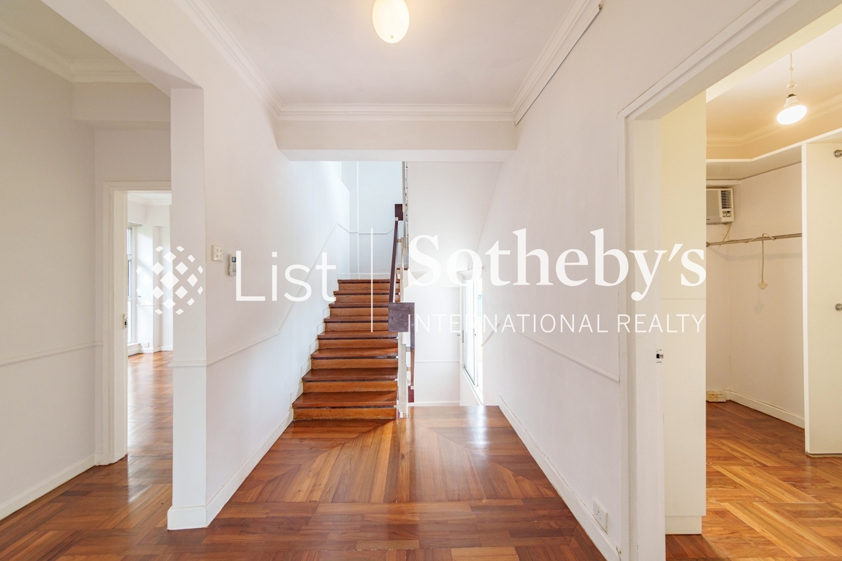 Prospect Point 薇廬 | staircases access to roof