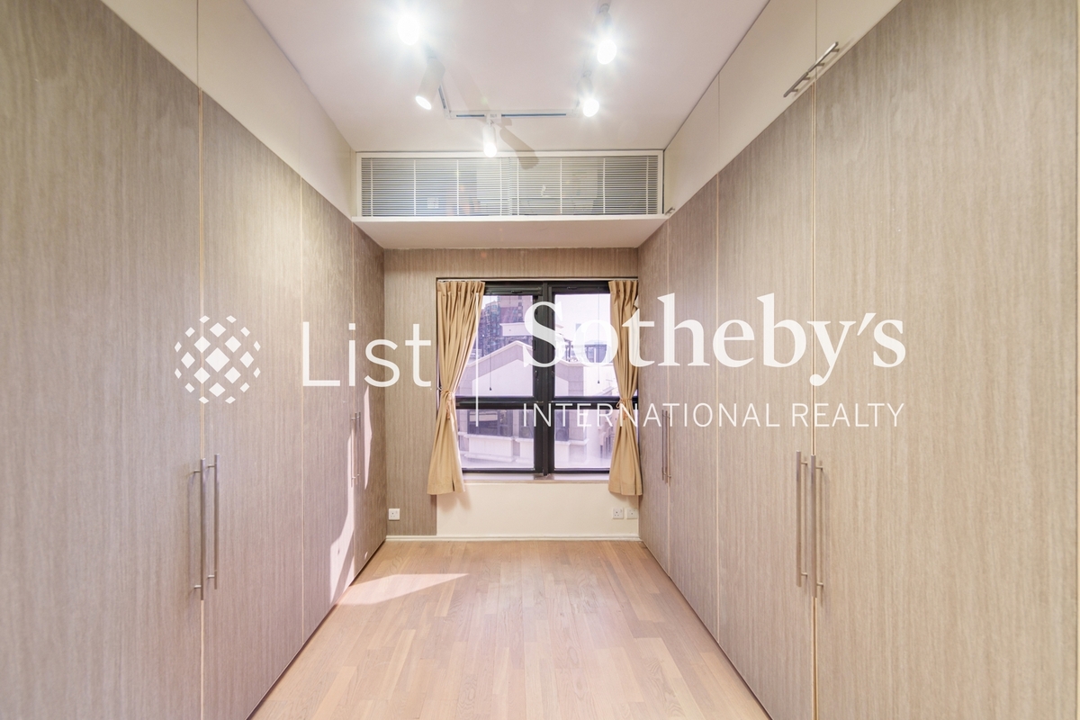 King's Park Hill 京士柏山 | Walk-in Closet in Master Bedroom 