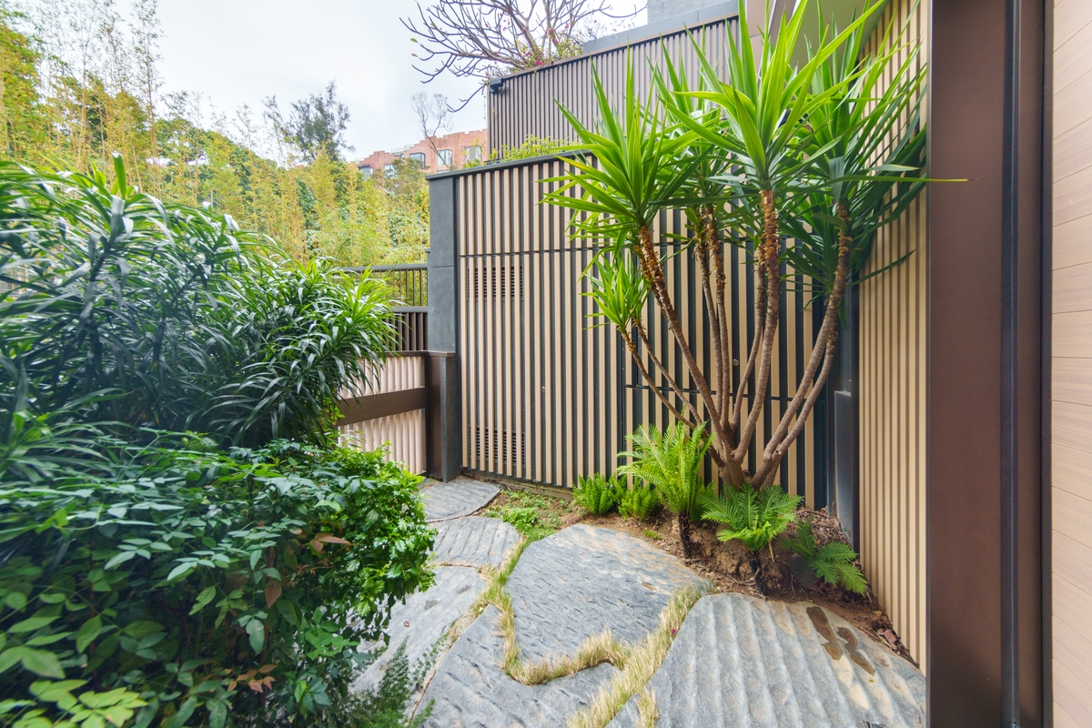 SOLACE SOLACE | Private Front Yard 