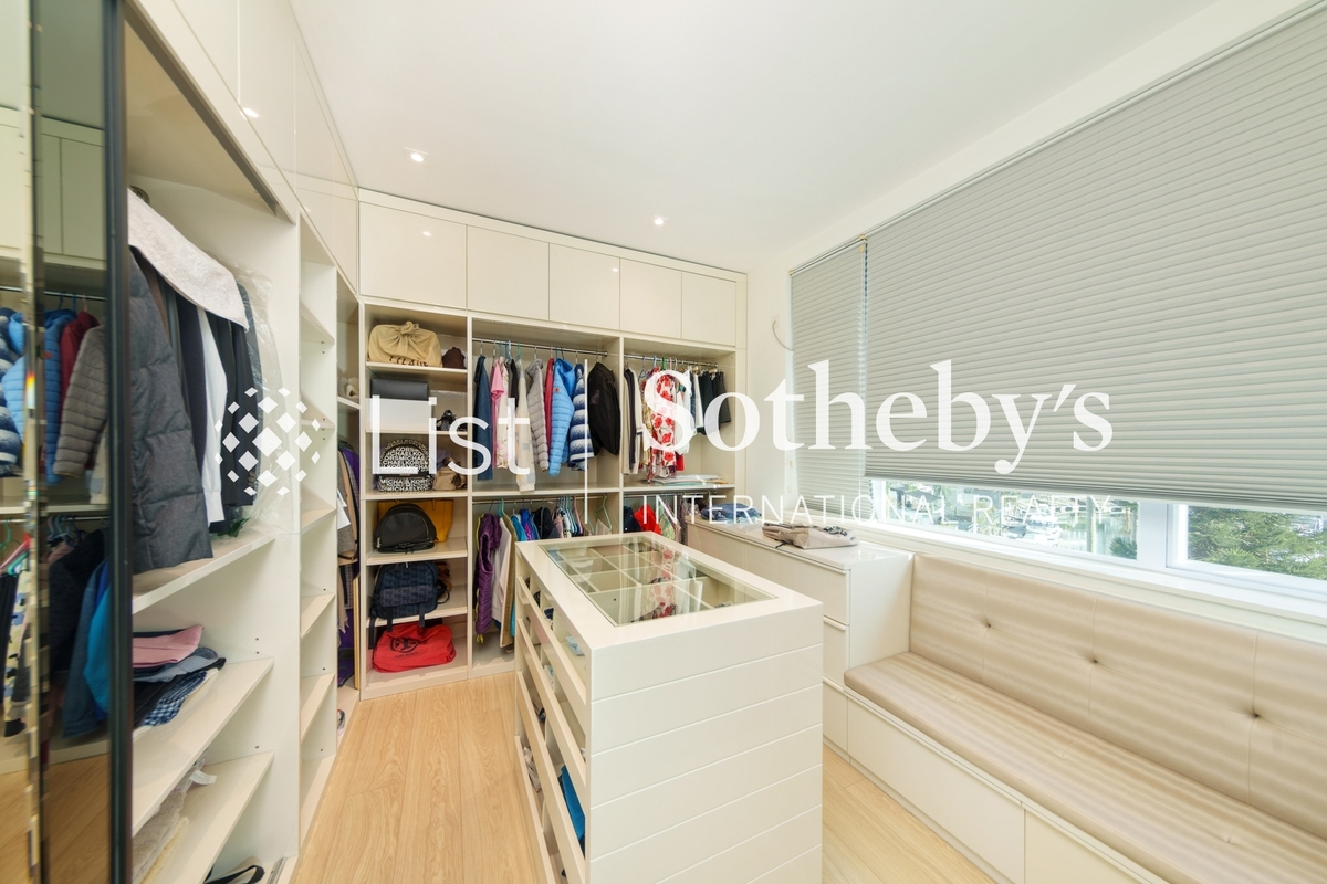 Marina Cove 匡湖居 | Walk-in Closet in Master Bedroom 