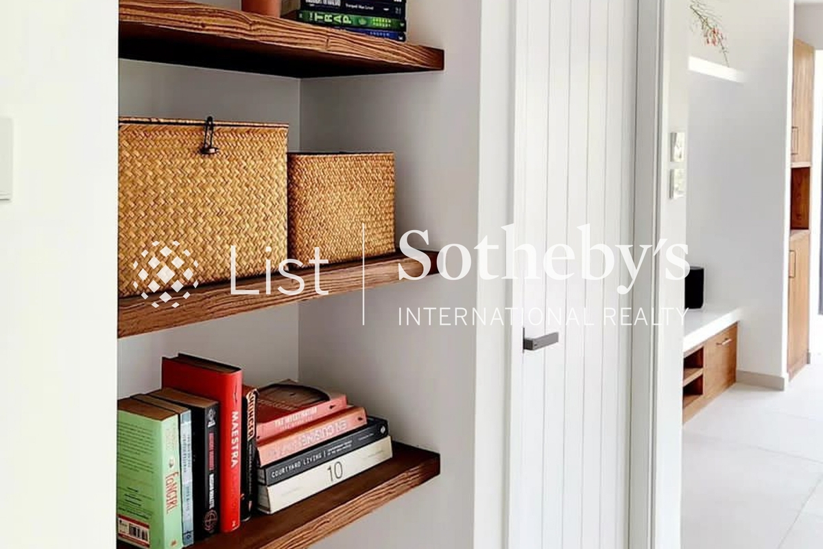 Nga Kau Wan 牙較灣 | Living and Dining Room