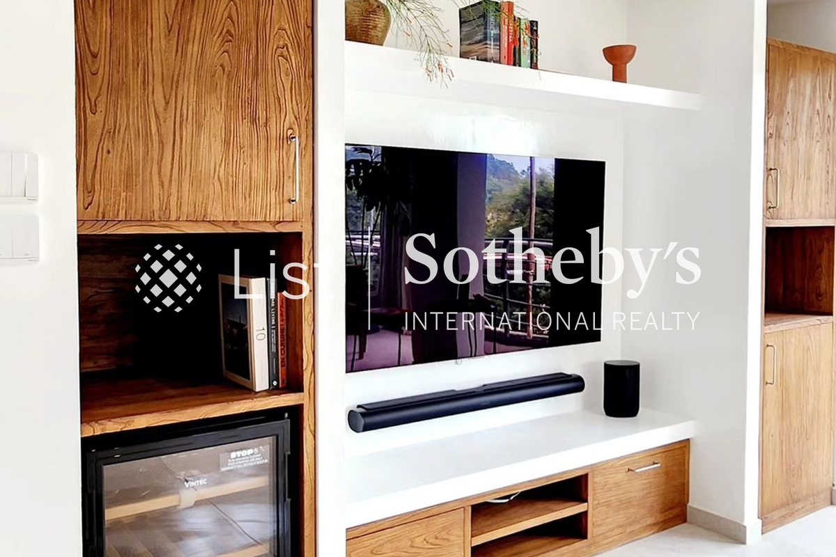 Nga Kau Wan 牙較灣 | Living and Dining Room