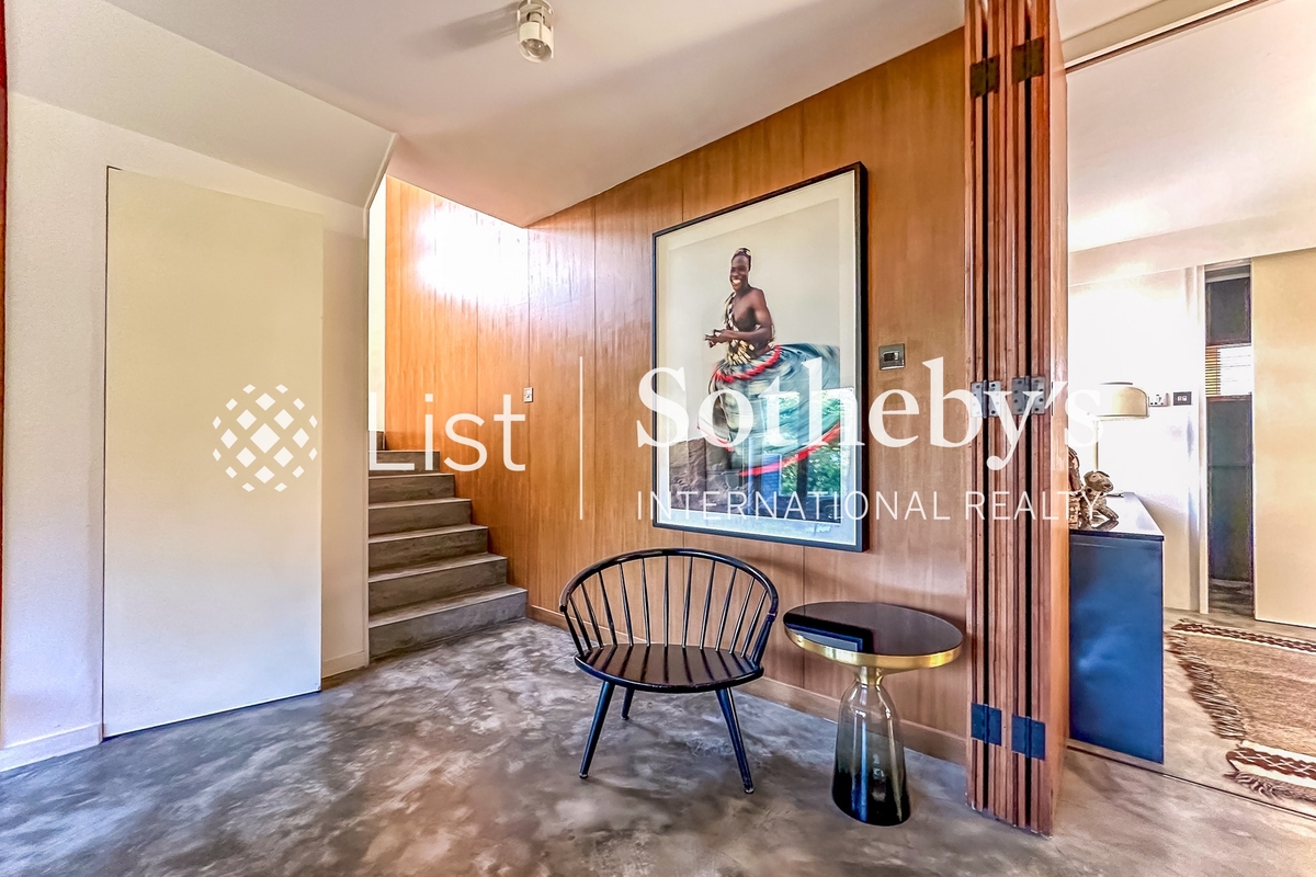 Ha Che 下輋 | First Floor Landing 