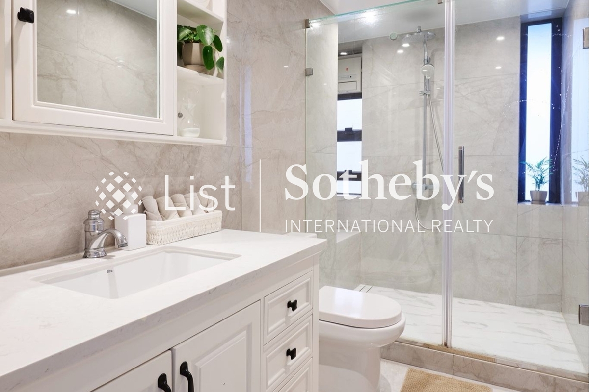 Mount Trio Court 鼎峰大廈 | Master Bathroom
